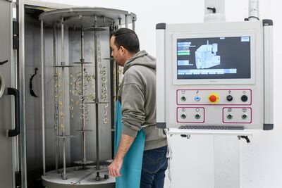Impianto PVD rivestimento accessori metallici per calzature